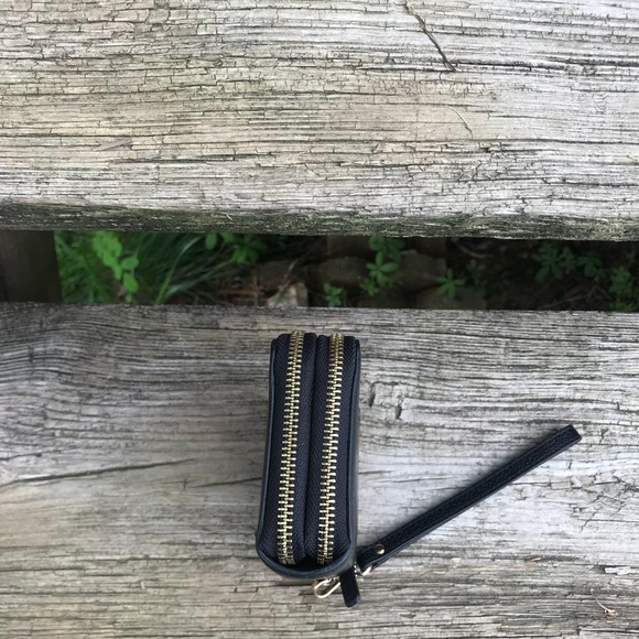 Vince Camuto”Ada” Leather Wristlet🌟💕 - Picture 4 of 8